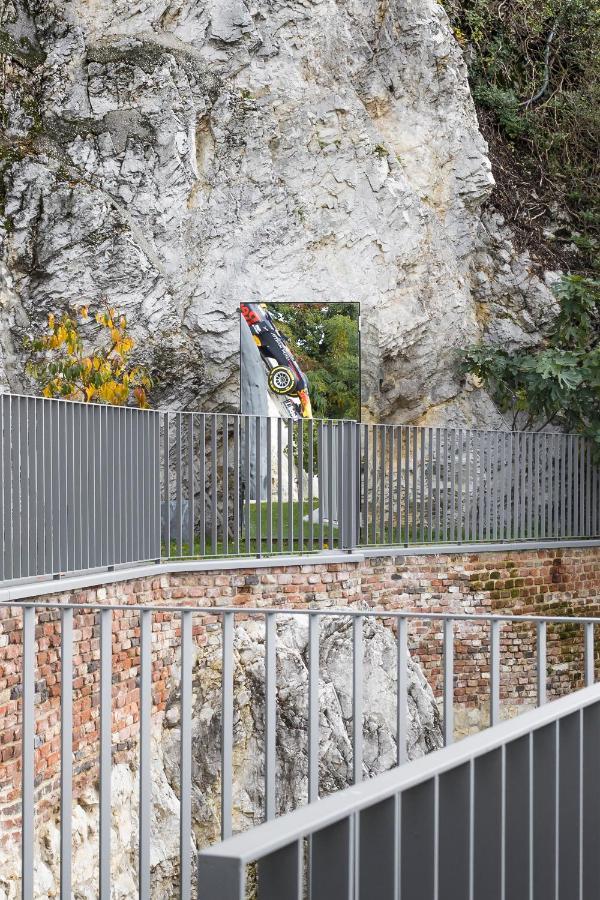 Kai 36 - Hotel Zwischen Fels Und Fluss Graz Exteriör bild The memorial at the crash site