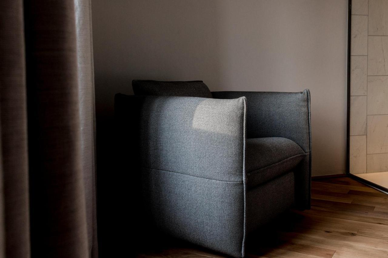 Kai 36 - Hotel Zwischen Fels Und Fluss Graz Exteriör bild A chair