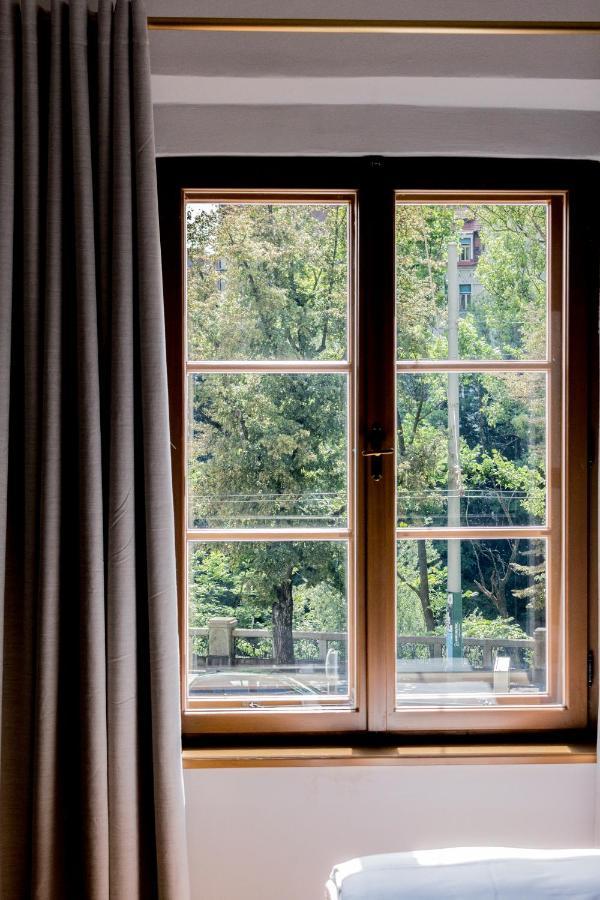 Kai 36 - Hotel Zwischen Fels Und Fluss Graz Exteriör bild A window with curtains