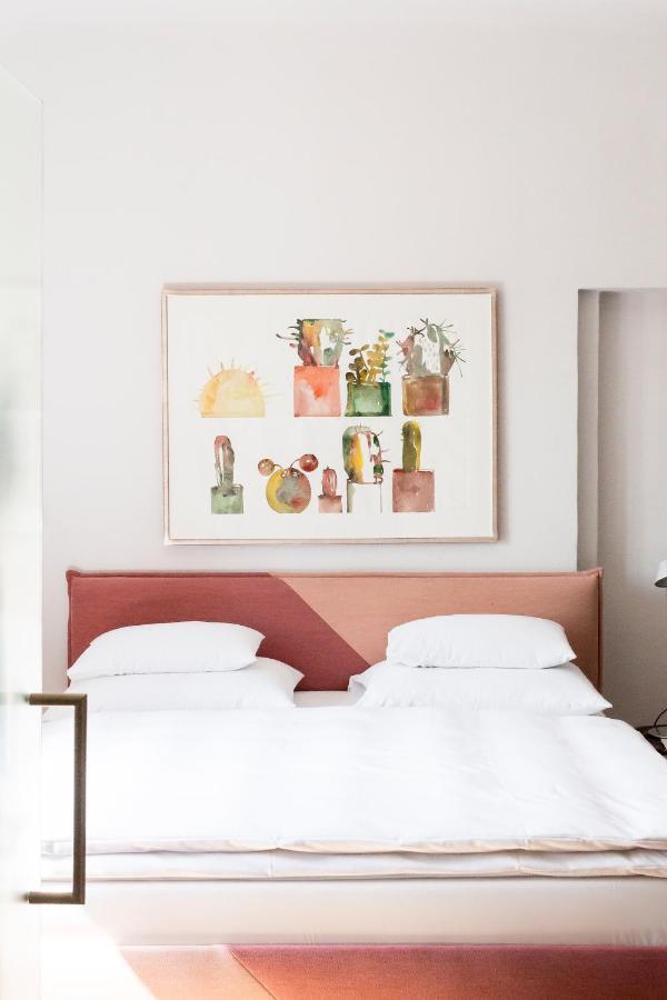 Kai 36 - Hotel Zwischen Fels Und Fluss Graz Exteriör bild A bedroom with a bed and a painting