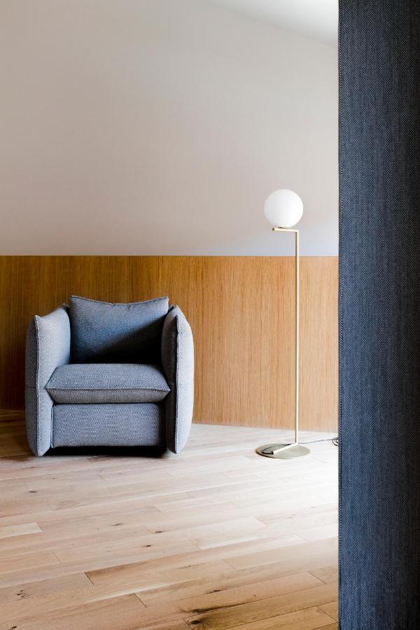 Kai 36 - Hotel Zwischen Fels Und Fluss Graz Exteriör bild Floor lamp