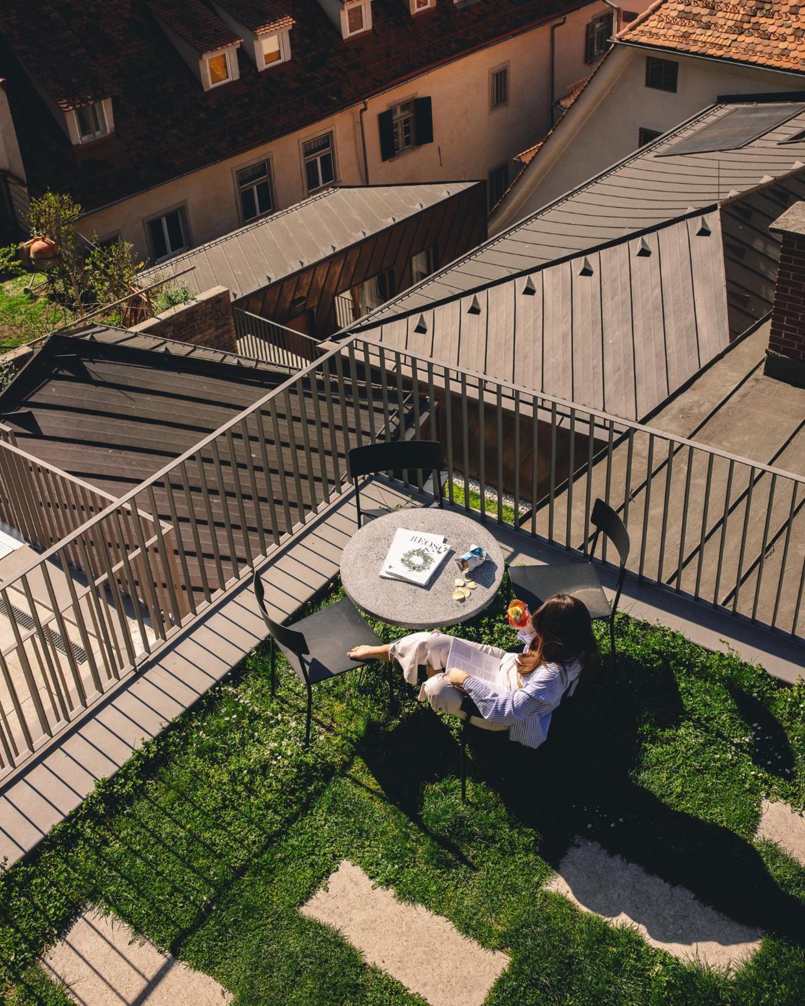 Kai 36 - Hotel Zwischen Fels Und Fluss Graz Exteriör bild A woman sitting on a balcony