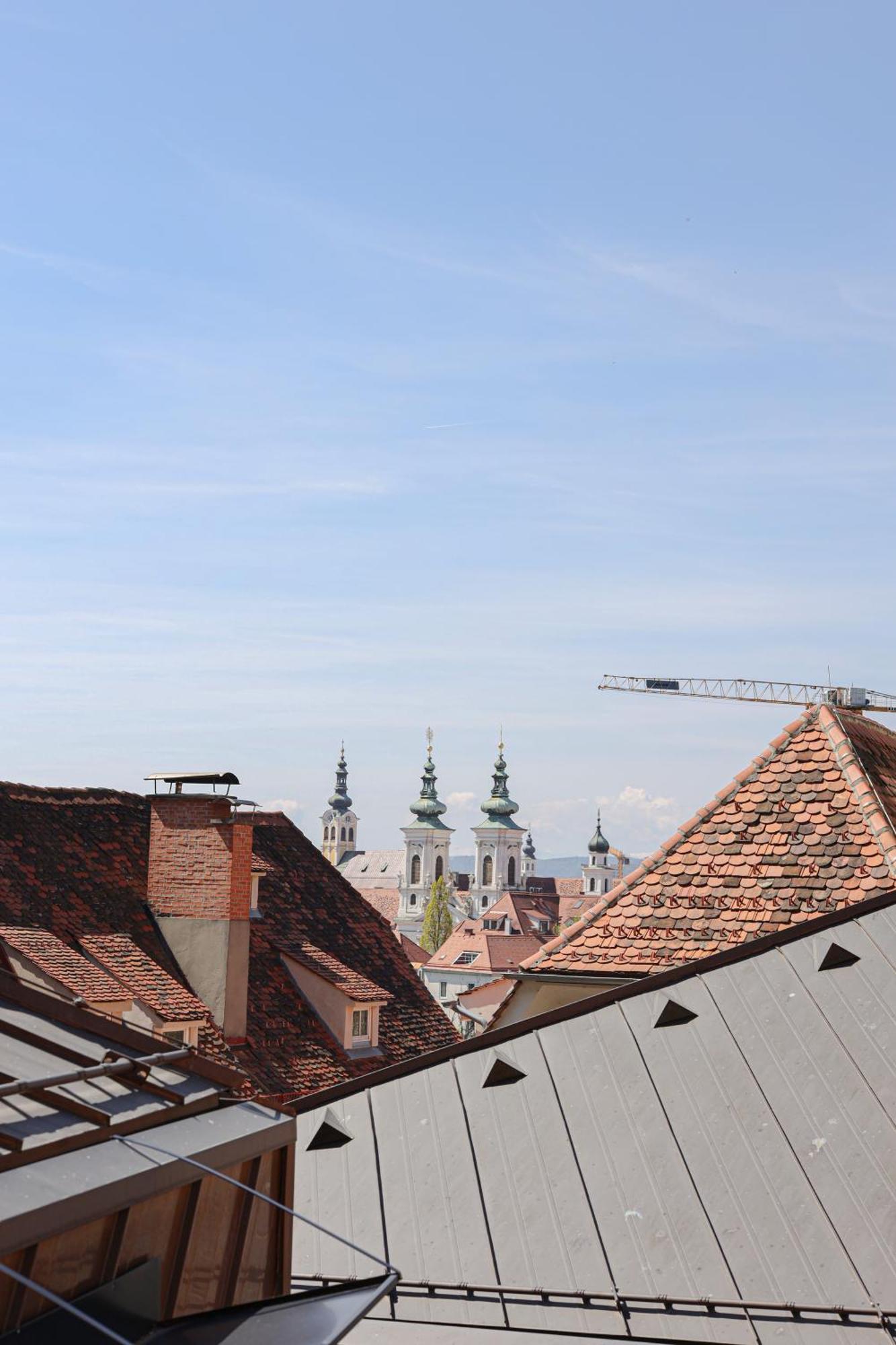 Kai 36 - Hotel Zwischen Fels Und Fluss Graz Exteriör bild The twin spires of the abbey church