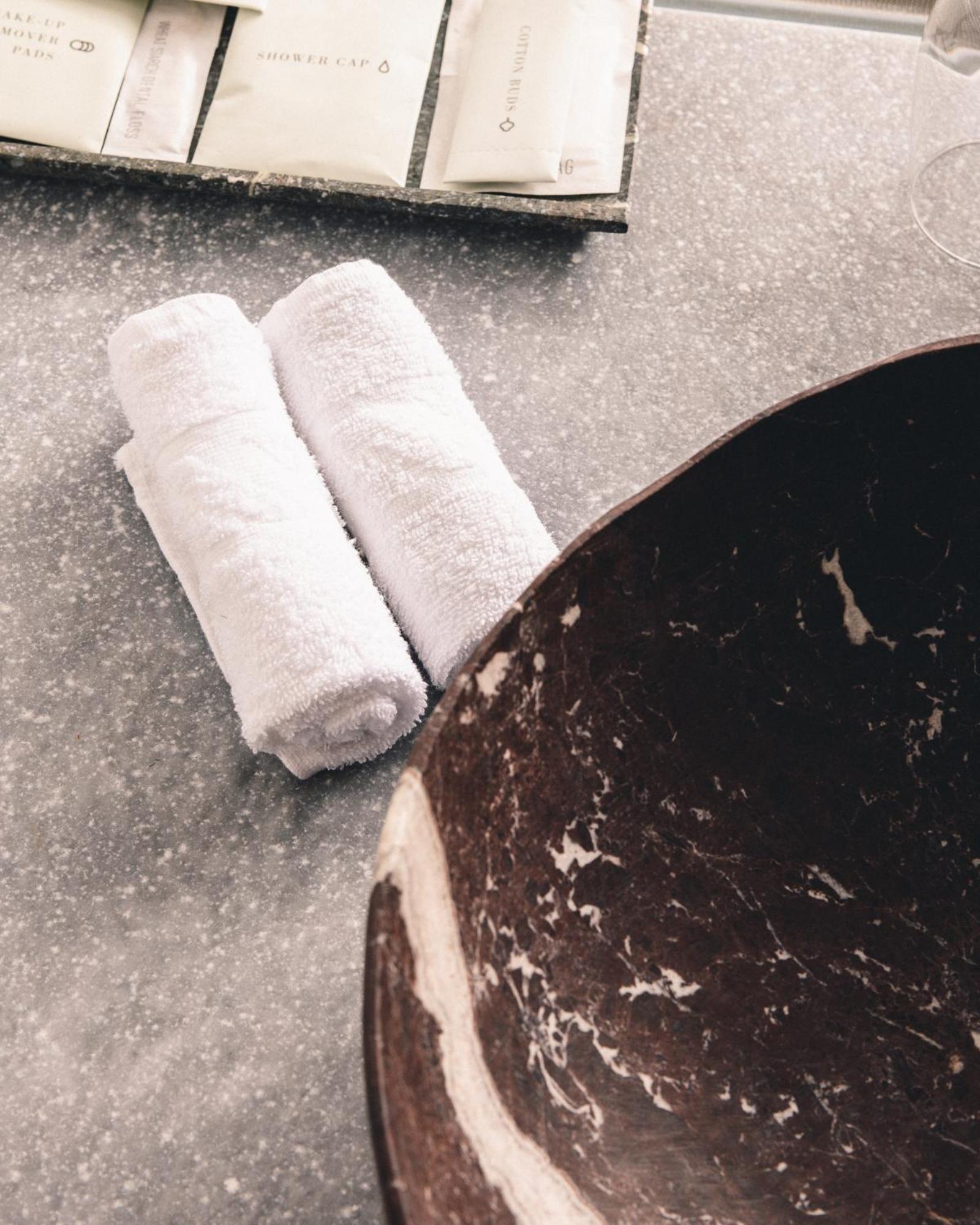 Kai 36 - Hotel Zwischen Fels Und Fluss Graz Exteriör bild A pair of rolled towels