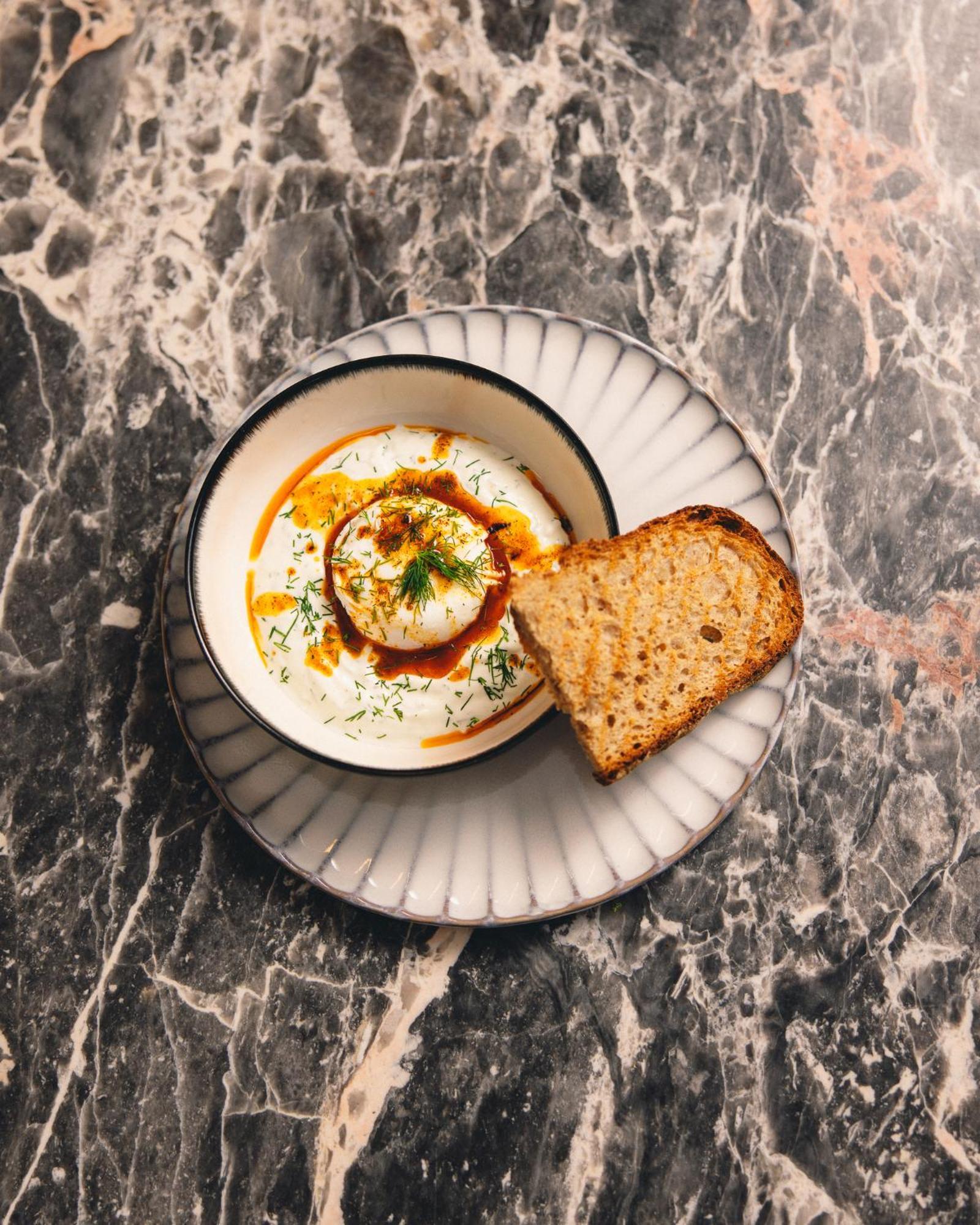 Kai 36 - Hotel Zwischen Fels Und Fluss Graz Exteriör bild A bowl of Labneh with olive oil and sumac